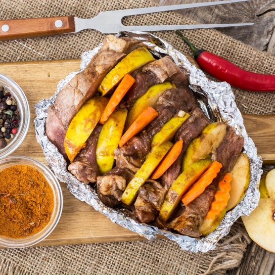 Запечена свинина з айвою