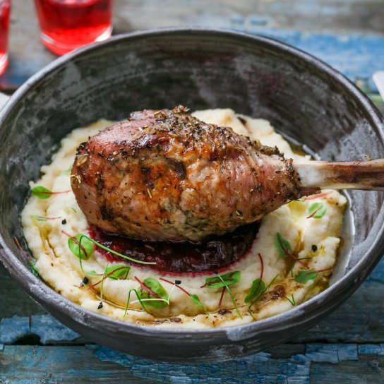 Гусячі гомілки з сочевицею та яблуками