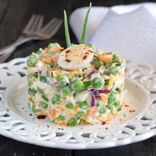 салат з яйцями, зеленим горошком. сиром