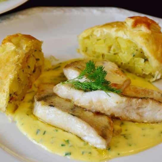 Судак під сметанним соусом