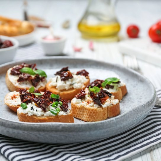 Тост з рикотою та в’яленими помідорами