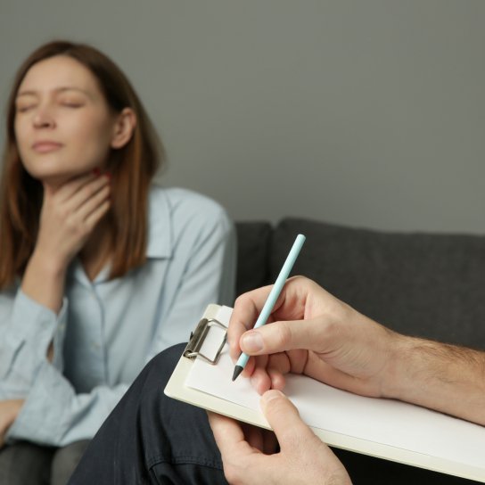 Дівчина скаржиться на ком в горлі