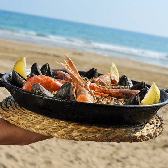 паелья на березі моря