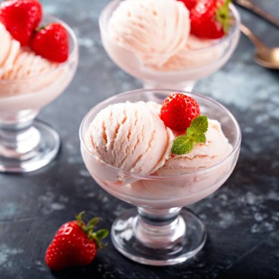 Морозиво з полуничним лікером