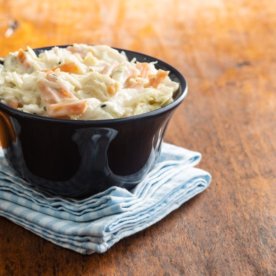 Салат з молодою капустою і беконом