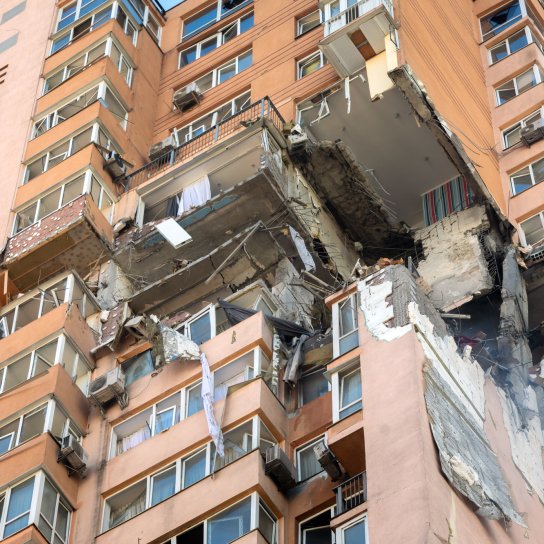 Пошкоджений багатоповерховий будинок у Києві ракетою РФ