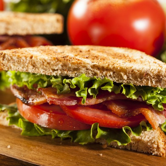 Сендвіч з беконом, латуком і томатами