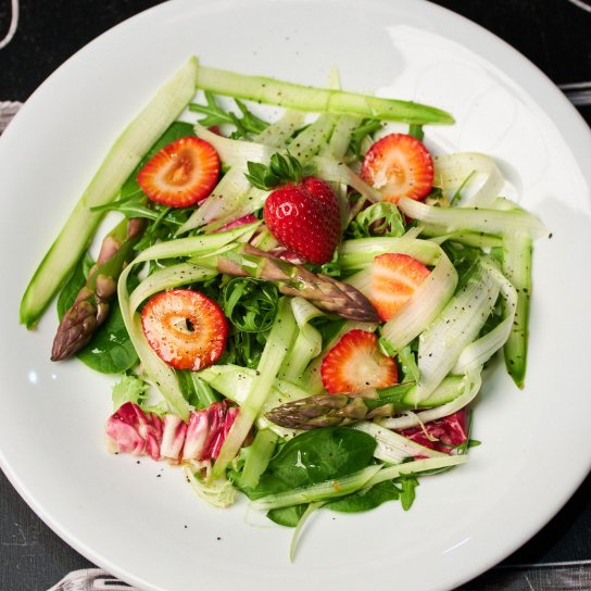 Салат зі свіжою спаржею та полуницею