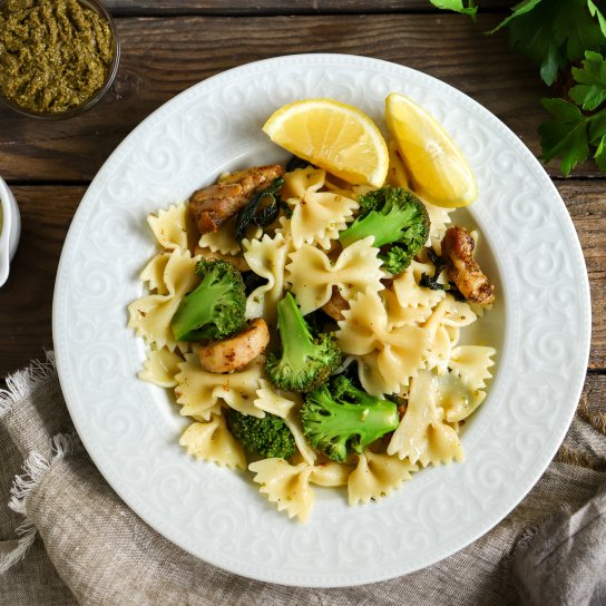 Фарфале з куркою і броколі