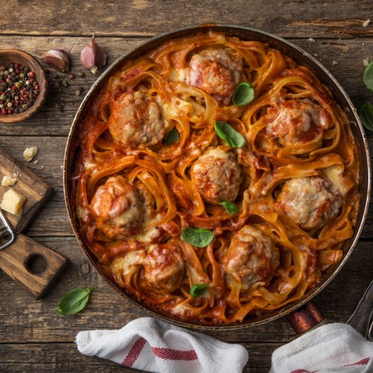 Макаронные гнезда с фаршем на сковороде