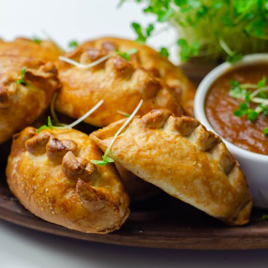 Корнуольські пиріжки з картоплею, ріпою і яловичиною