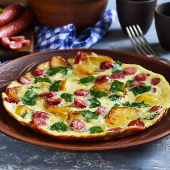 Омлет з картоплею і сосисками