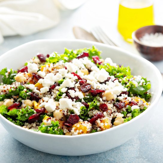Середземноморський салат з кіноа, руколою та фетою