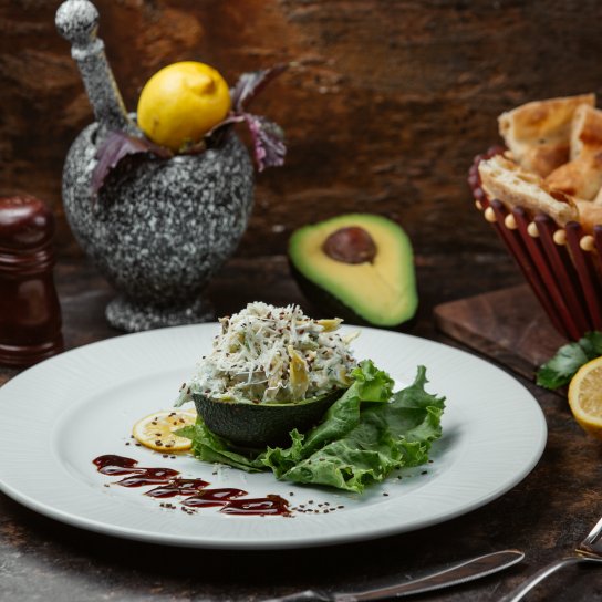 Човники з авокадо з начинкою