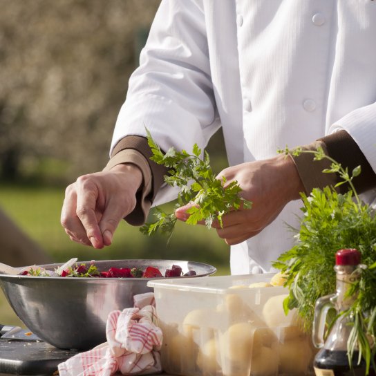 Руки шефа, який готує