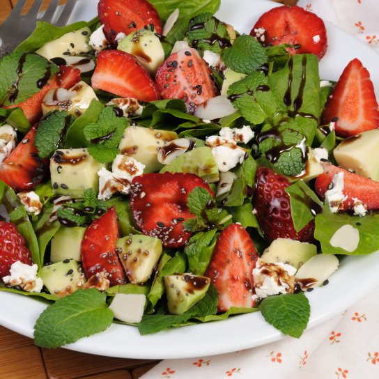 Салат з полуницею, бринзою та авокадо