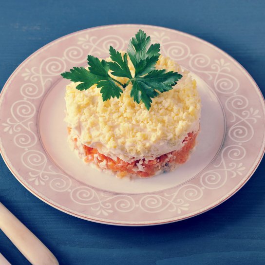 Святковий салат «Красуня» з куркою і твердим сиром