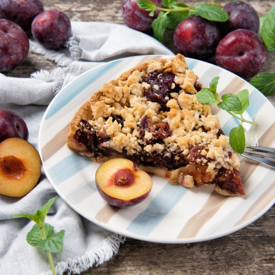 Пісочний пляцок зі сливами