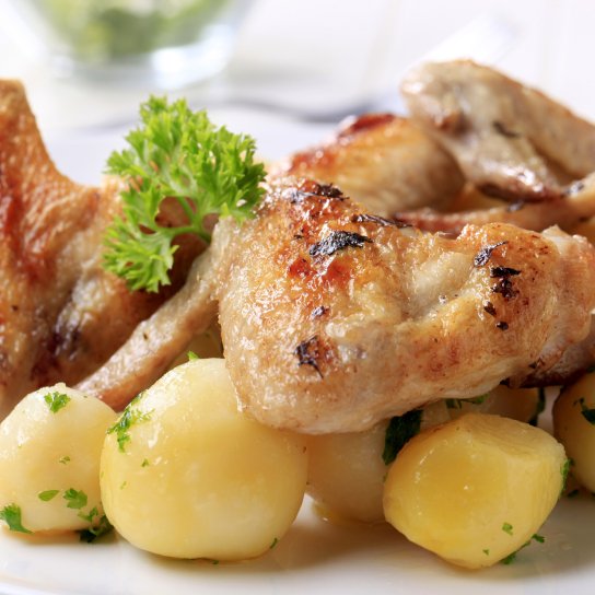 смажені курячі крильця з картоплею