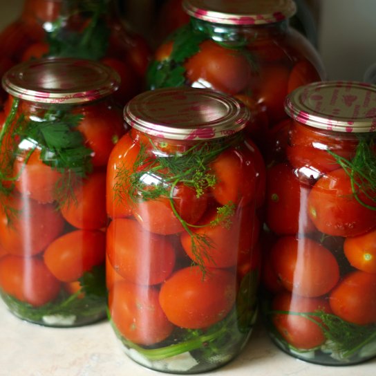 Помідори з гичкою моркви