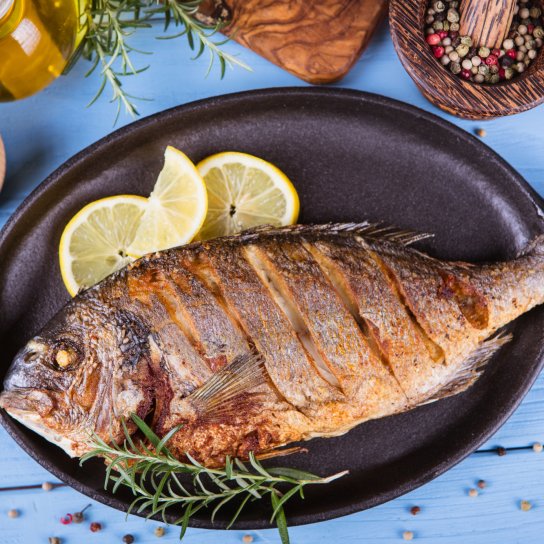 Дорадо на сковороді