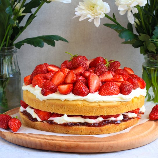 Бисквит с клубникой