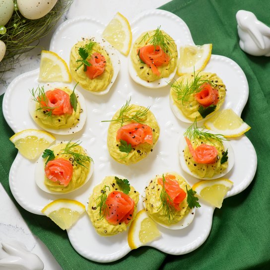 Фаршировані яйця з копченим лососем — закуска, яка зачарує гостей