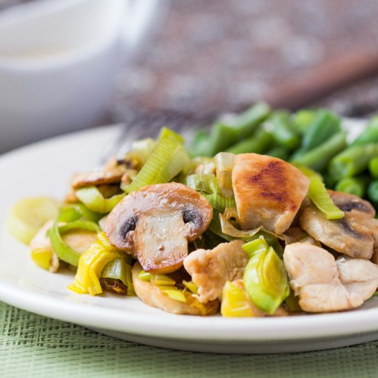 Шматочки курятини з печерицями