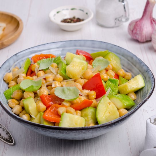 Салат із цукіні, консервованим нутом і перцем