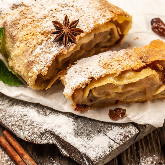 Штрудель з яблуками та корицею