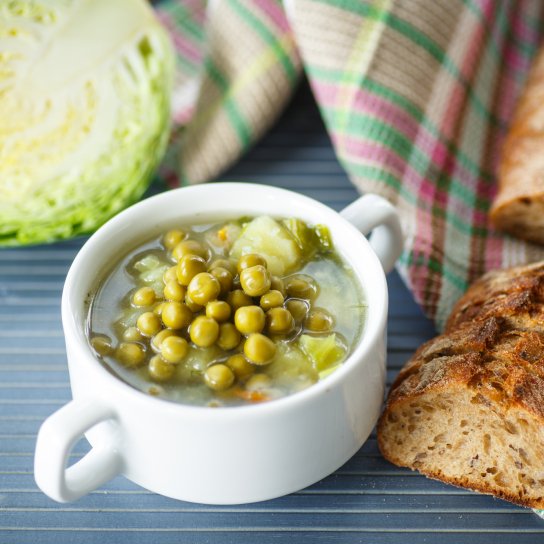 Суп з молодою капустою та горошком