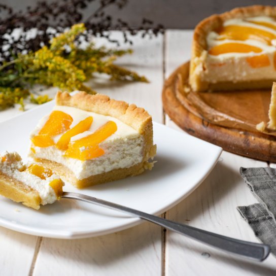 Тарт з консервованими персиками і фісташковим кремом