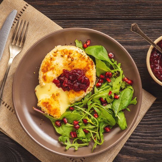 Камамбер з ягідним соусом