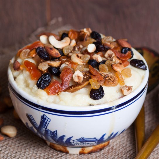 Манна каша з сухофруктами та горіхами