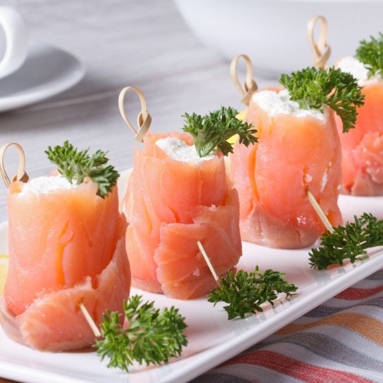 Рулетики з лосося з сиром