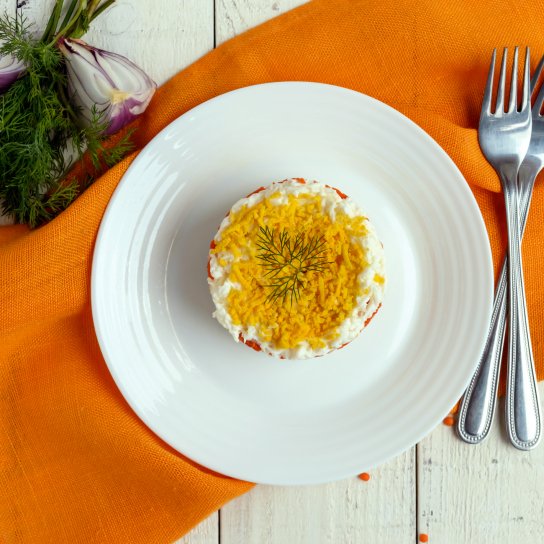 Салат из горбуши, риса и огурцов