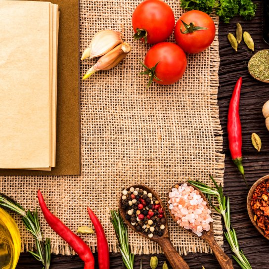 овочі, спеціїї, кулінарна книга на столі