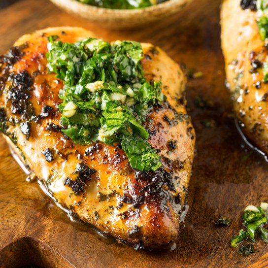 Курка із цибулею на сковороді