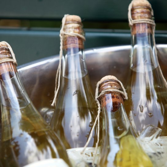 Пляшки з шампанським охолоджуються у відрі з льодом