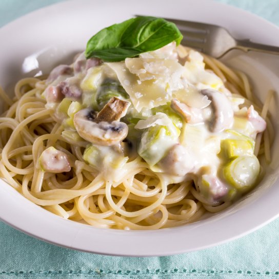 Вершкові спагеті з шинкою, цибулею-пореєм та грибами