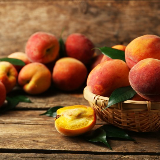 Персики на столі
