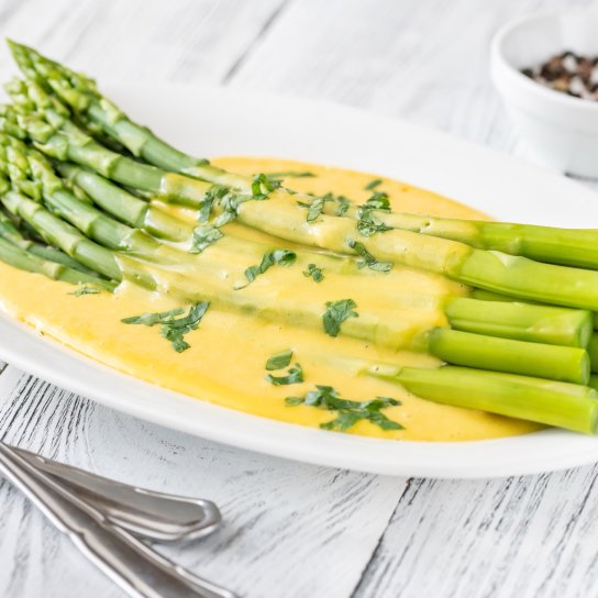 Запечена спаржа під сиром