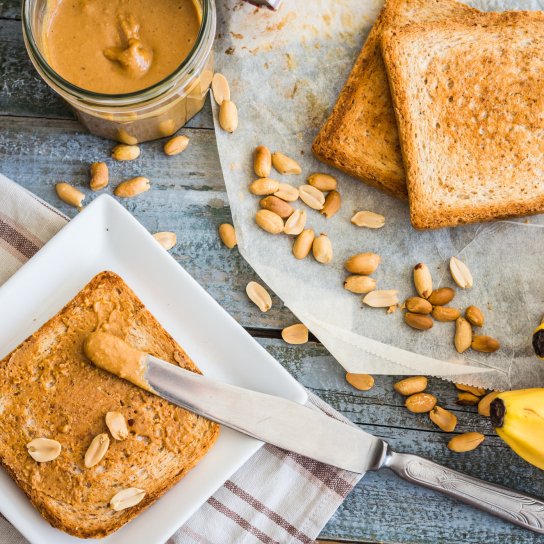 Тост с арахісовою пастою