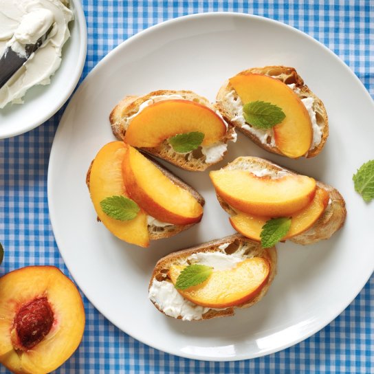 тости з персиками та мʼяким сиром