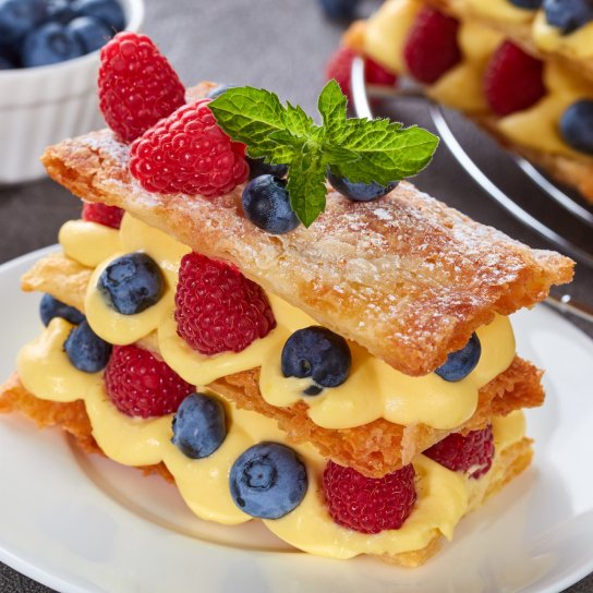 Торт из слоеного теста с ягодами и кремом