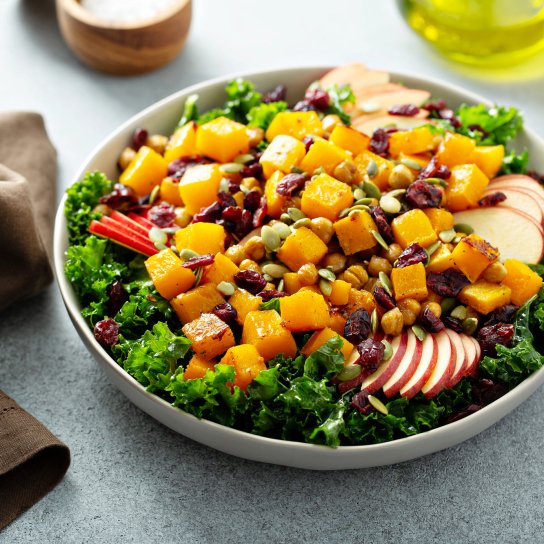 Осінній салат з нутом і яблуками