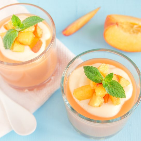 Десерт з персиками