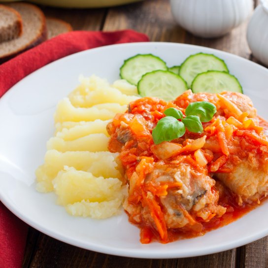 Риба під овочами з картопляним пюре