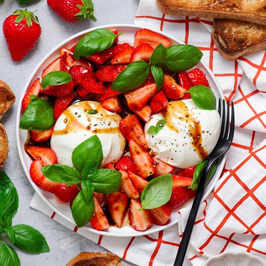 салат з полуницею і буратою