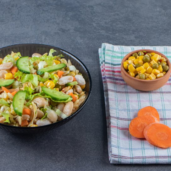 Салат з овочами та квасолею